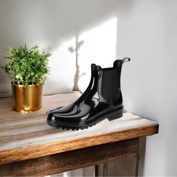 Black Glossy Rain Boots - Picture 1 of 9